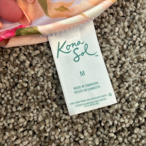 Women’s size medium Kona Sol white with pink flower swimsuit - Picture 4 of 4